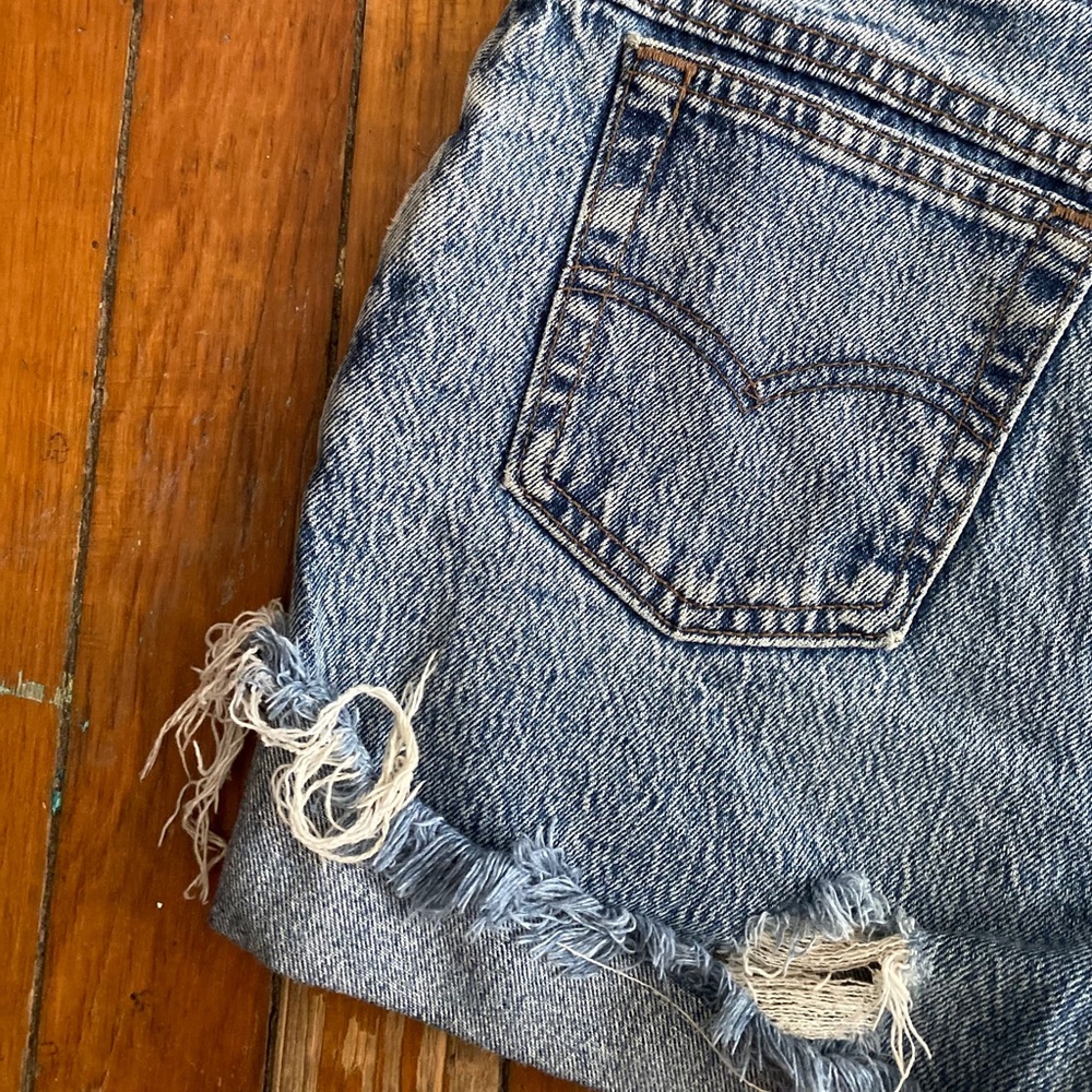 Vintage Levis Cutoff Mom Shorts - Picture 5 of 7